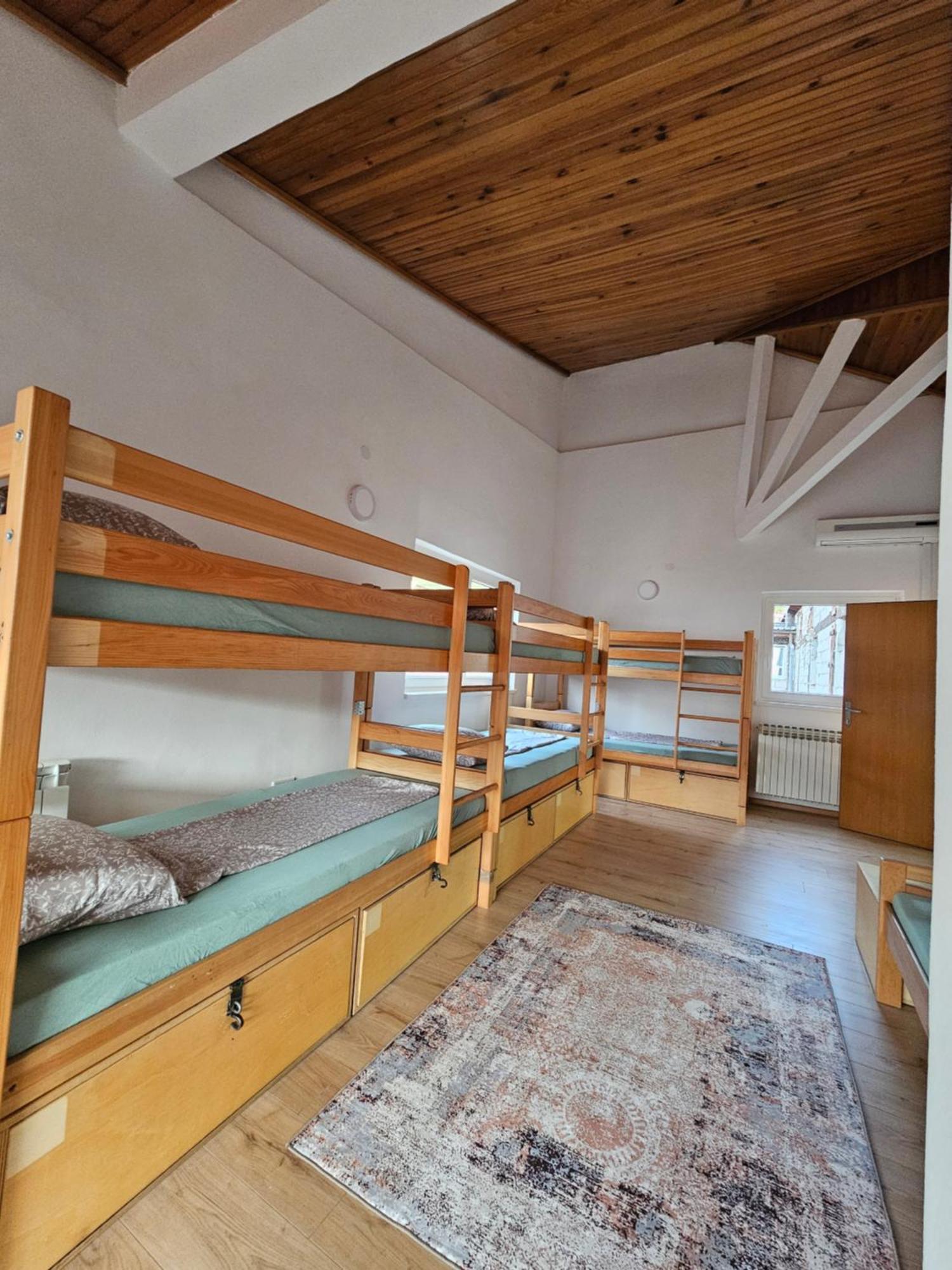 Leopold Chillout Hostel ซาราเยโว ภายนอก รูปภาพ