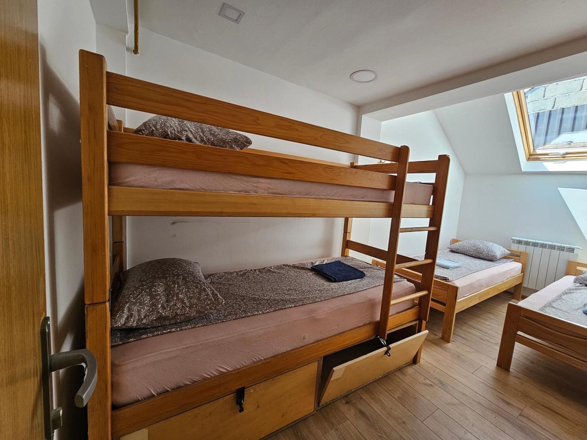 Leopold Chillout Hostel ซาราเยโว ภายนอก รูปภาพ